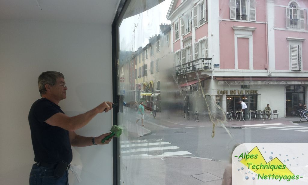 Nettoyage d'une vitrine d'un magasin face intérieure pour illustration article autoliquidation
